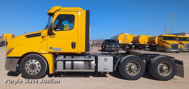 image for item NG9398 2020 Freightliner Cascadia 126 semi truck