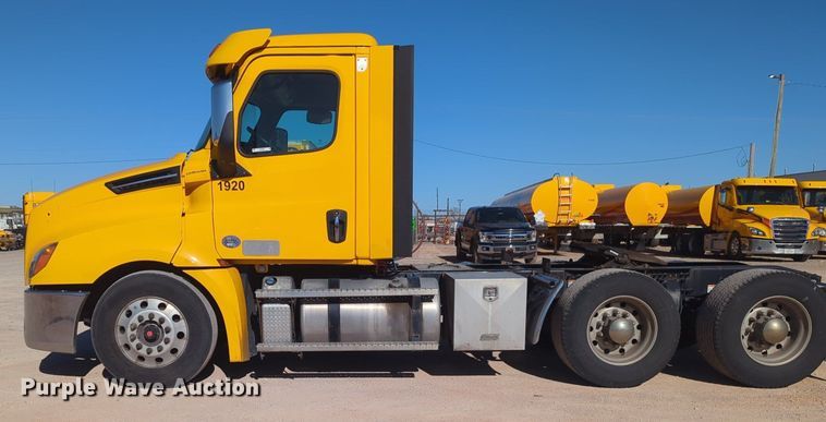 image for item NG9398 2020 Freightliner Cascadia 126 semi truck