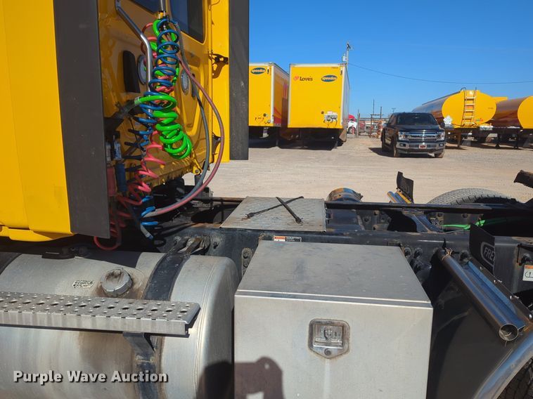 image for item NG9398 2020 Freightliner Cascadia 126 semi truck