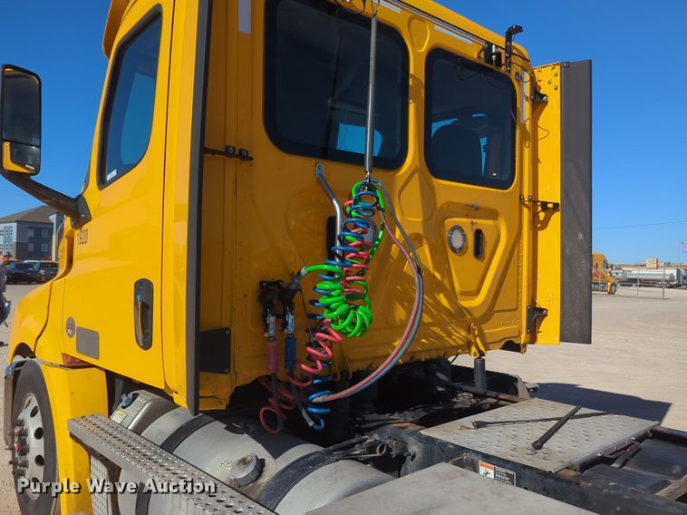 image for item NG9398 2020 Freightliner Cascadia 126 semi truck