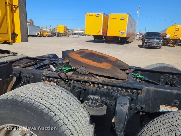 image for item NG9398 2020 Freightliner Cascadia 126 semi truck