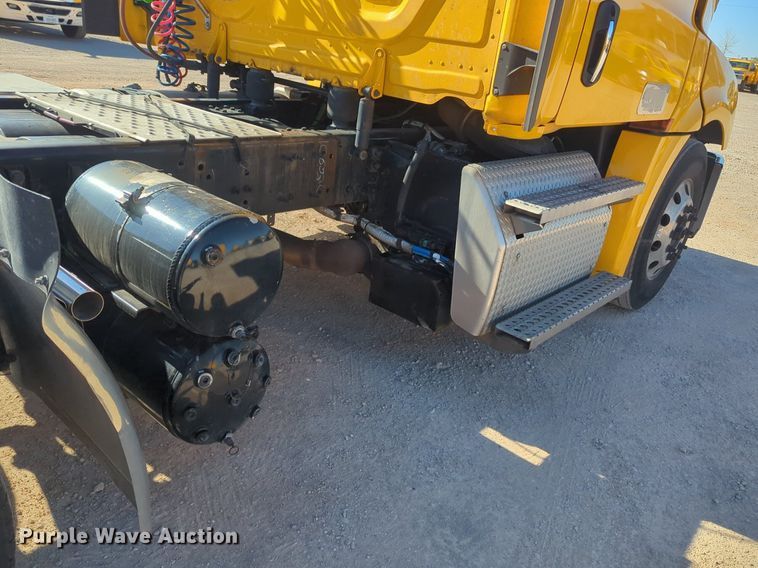 image for item NG9398 2020 Freightliner Cascadia 126 semi truck