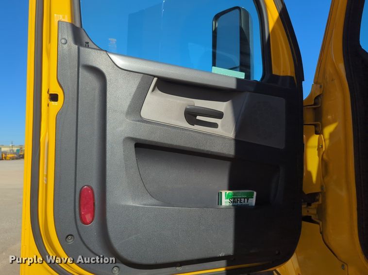 image for item NG9398 2020 Freightliner Cascadia 126 semi truck