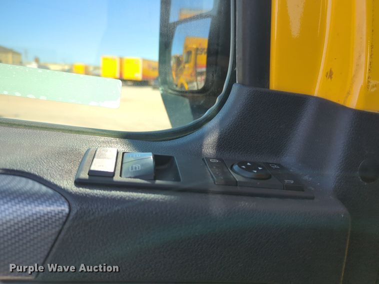 image for item NG9398 2020 Freightliner Cascadia 126 semi truck