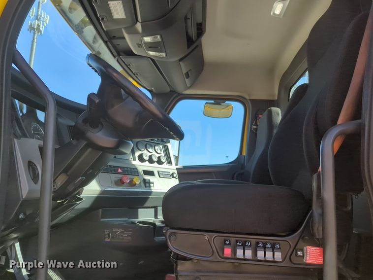 image for item NG9398 2020 Freightliner Cascadia 126 semi truck