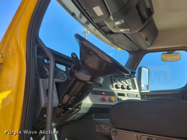 image for item NG9398 2020 Freightliner Cascadia 126 semi truck