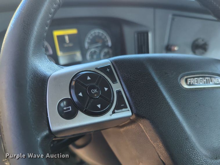 image for item NG9398 2020 Freightliner Cascadia 126 semi truck