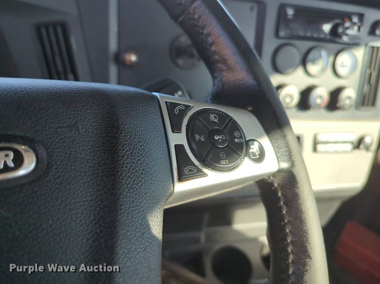 image for item NG9398 2020 Freightliner Cascadia 126 semi truck