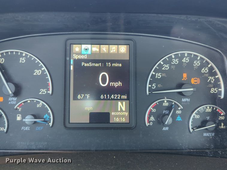 image for item NG9398 2020 Freightliner Cascadia 126 semi truck