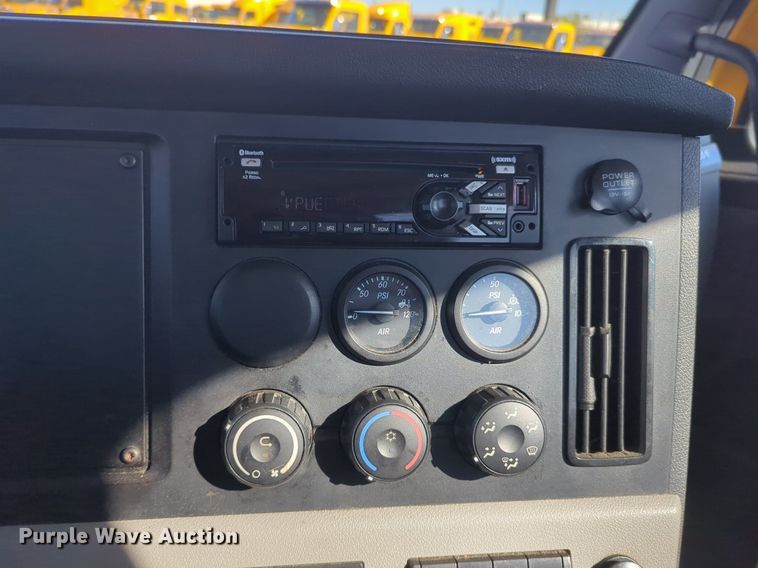 image for item NG9398 2020 Freightliner Cascadia 126 semi truck