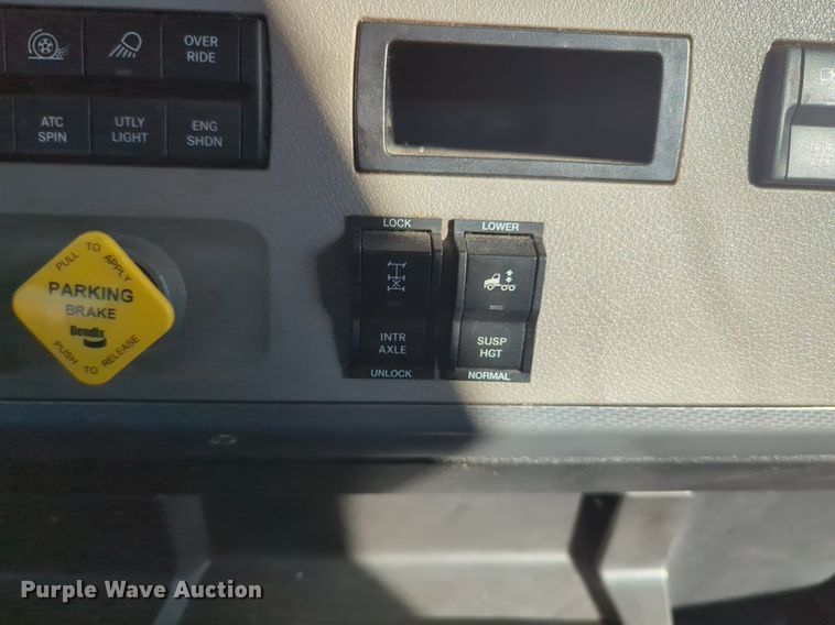 image for item NG9398 2020 Freightliner Cascadia 126 semi truck