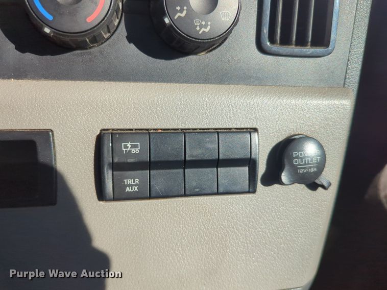 image for item NG9398 2020 Freightliner Cascadia 126 semi truck