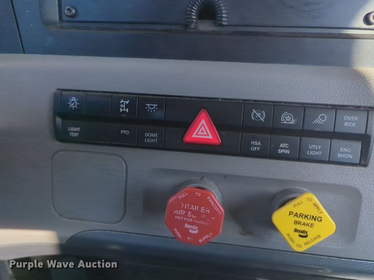 image for item NG9398 2020 Freightliner Cascadia 126 semi truck