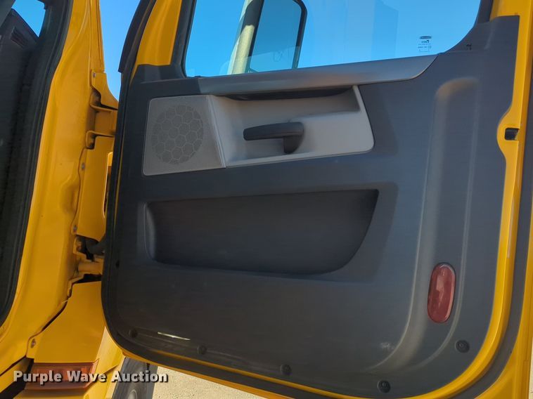 image for item NG9398 2020 Freightliner Cascadia 126 semi truck