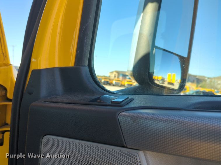 image for item NG9398 2020 Freightliner Cascadia 126 semi truck