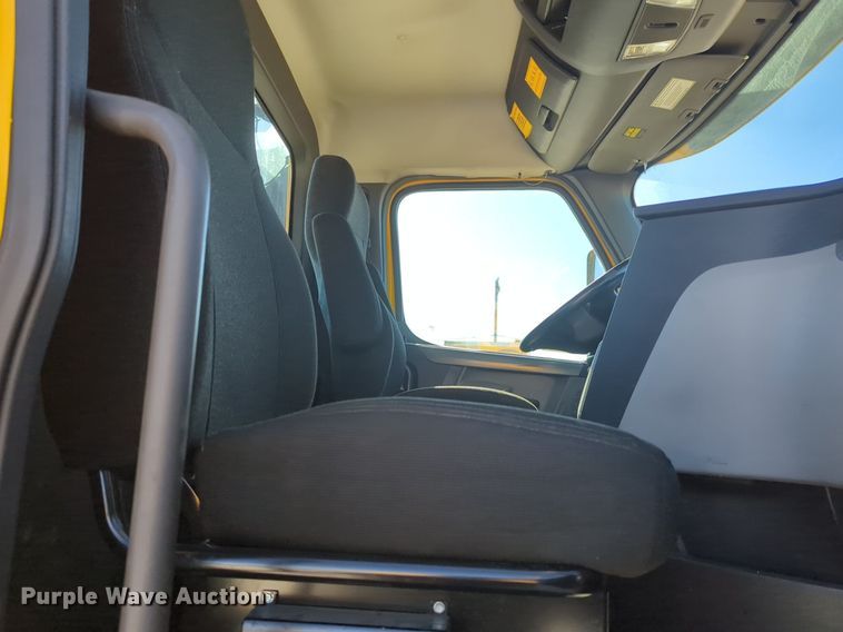 image for item NG9398 2020 Freightliner Cascadia 126 semi truck