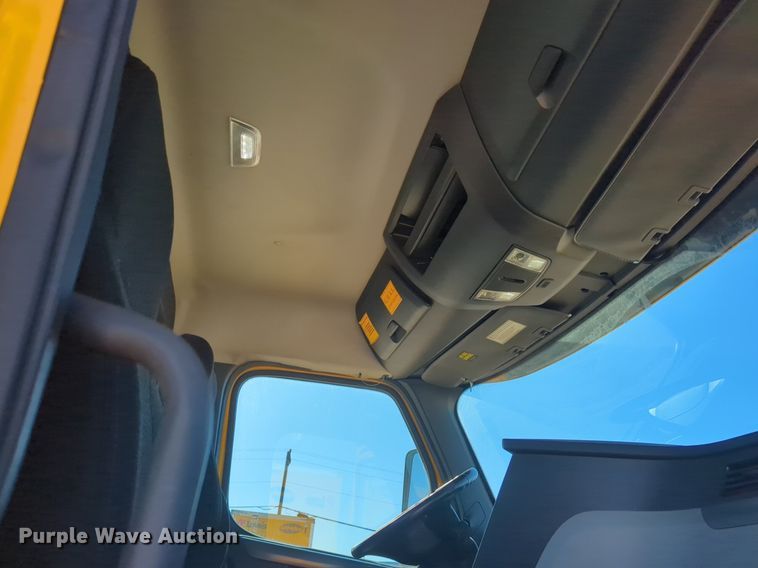 image for item NG9398 2020 Freightliner Cascadia 126 semi truck