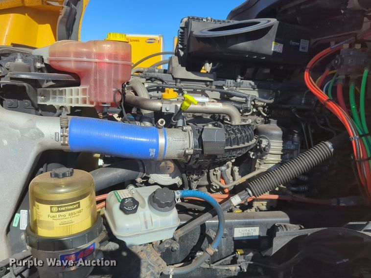 image for item NG9398 2020 Freightliner Cascadia 126 semi truck