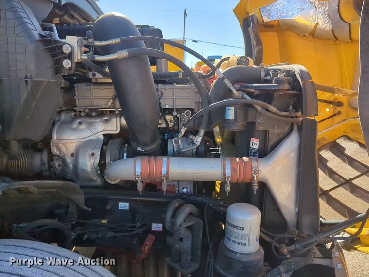 image for item NG9398 2020 Freightliner Cascadia 126 semi truck