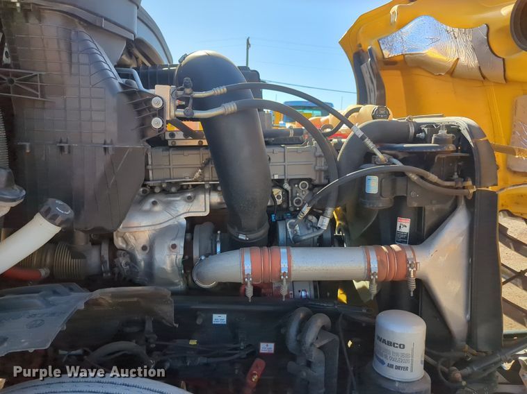 image for item NG9398 2020 Freightliner Cascadia 126 semi truck