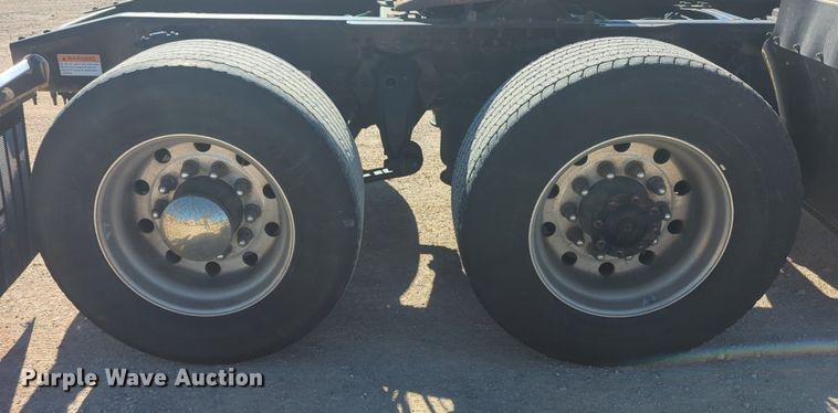 image for item NG9398 2020 Freightliner Cascadia 126 semi truck