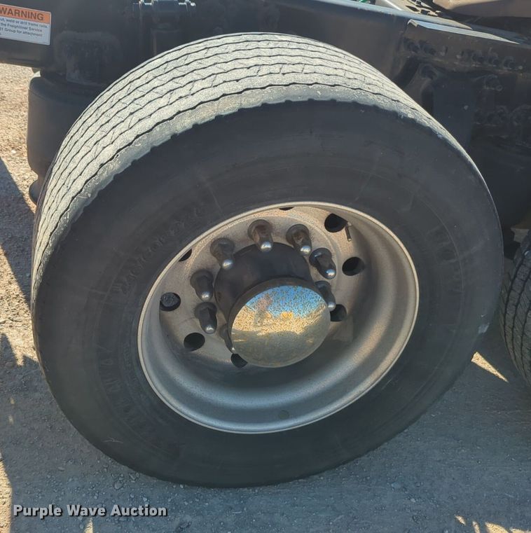 image for item NG9398 2020 Freightliner Cascadia 126 semi truck