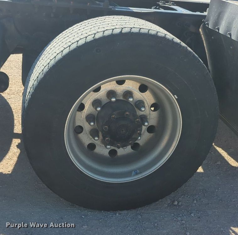 image for item NG9398 2020 Freightliner Cascadia 126 semi truck