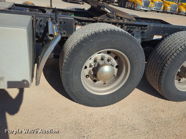 image for item NG9398 2020 Freightliner Cascadia 126 semi truck