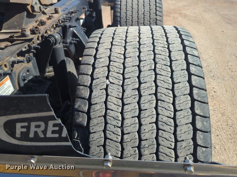 image for item NG9398 2020 Freightliner Cascadia 126 semi truck