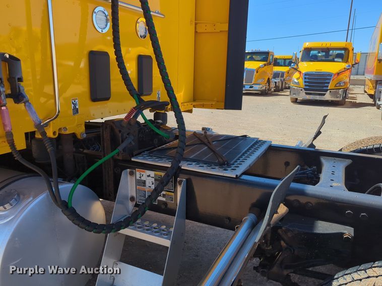 image for item NG9400 2019 Kenworth T680 semi truck