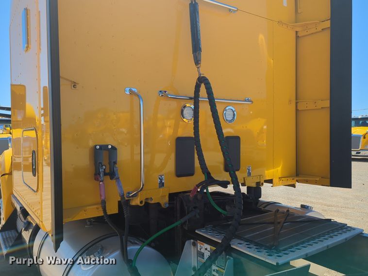 image for item NG9400 2019 Kenworth T680 semi truck