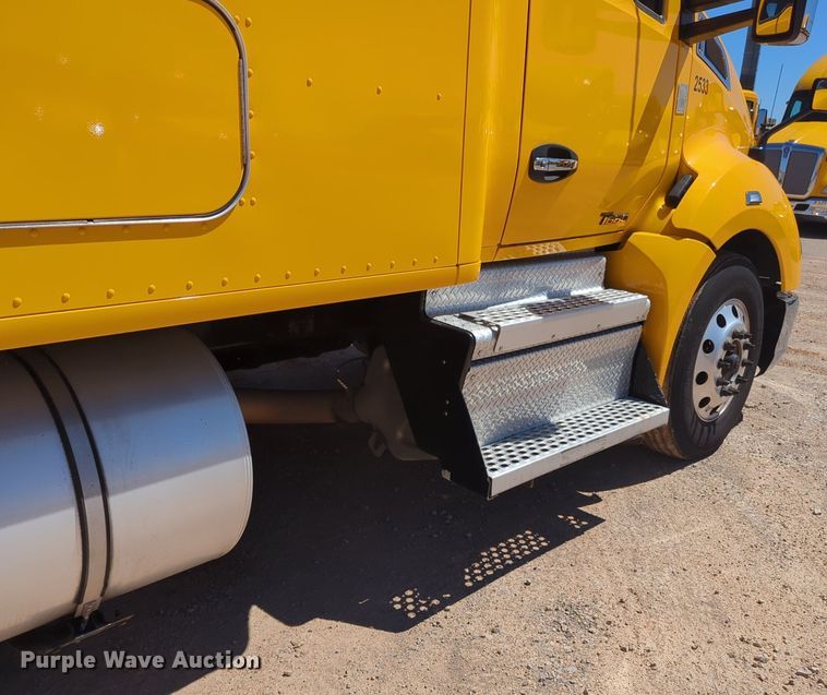 image for item NG9400 2019 Kenworth T680 semi truck