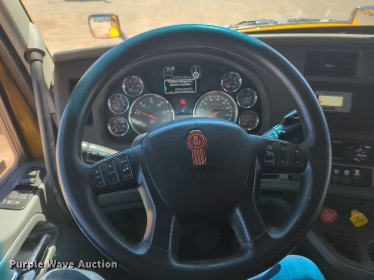 image for item NG9400 2019 Kenworth T680 semi truck