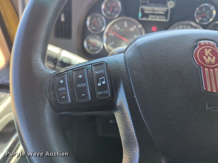 image for item NG9400 2019 Kenworth T680 semi truck