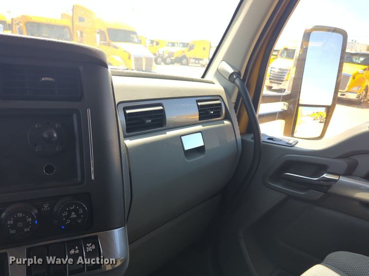 image for item NG9400 2019 Kenworth T680 semi truck