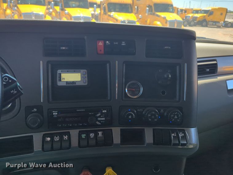 image for item NG9400 2019 Kenworth T680 semi truck