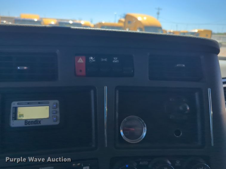 image for item NG9400 2019 Kenworth T680 semi truck