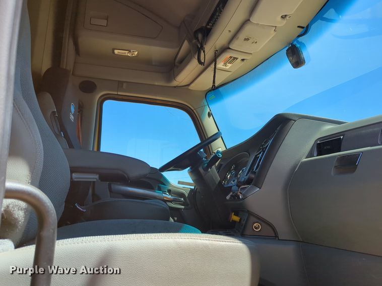 image for item NG9400 2019 Kenworth T680 semi truck