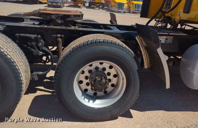 image for item NG9400 2019 Kenworth T680 semi truck