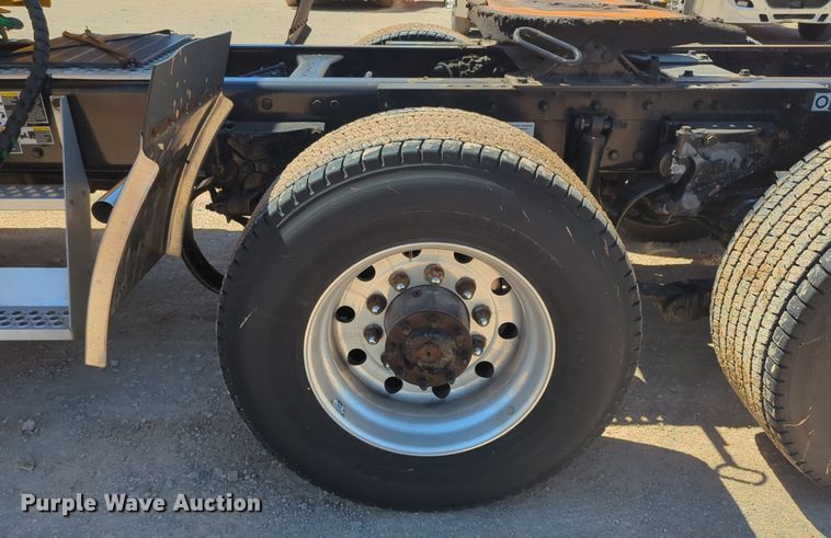 image for item NG9400 2019 Kenworth T680 semi truck