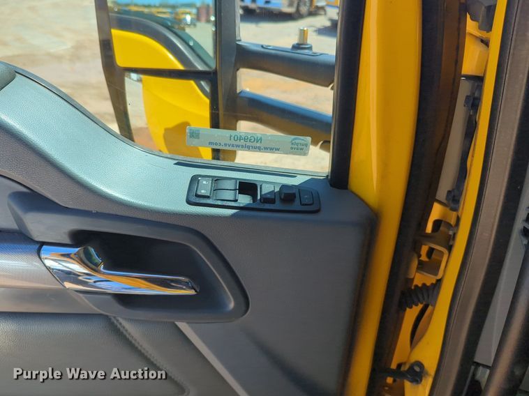 image for item NG9401 2019 Kenworth T680 semi truck