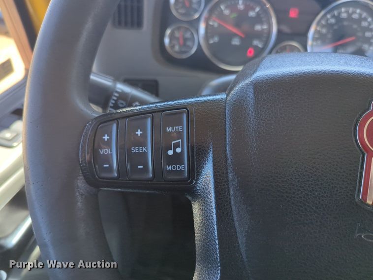 image for item NG9401 2019 Kenworth T680 semi truck