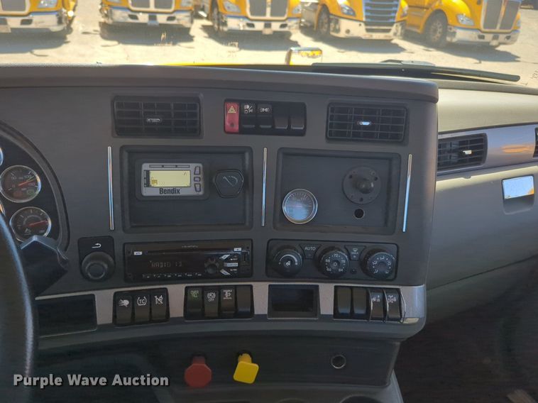 image for item NG9401 2019 Kenworth T680 semi truck