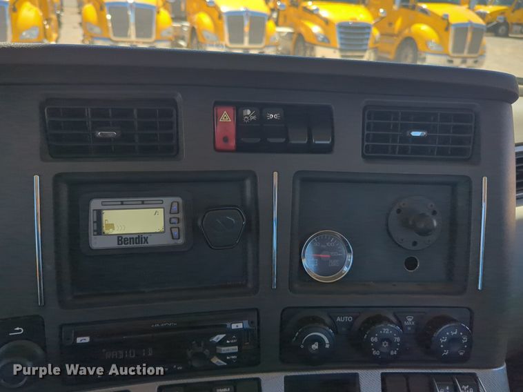 image for item NG9401 2019 Kenworth T680 semi truck