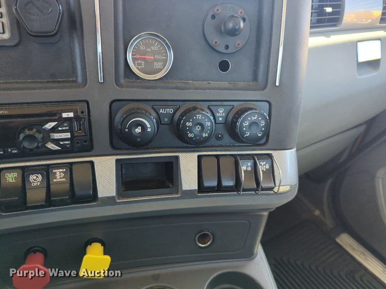 image for item NG9401 2019 Kenworth T680 semi truck