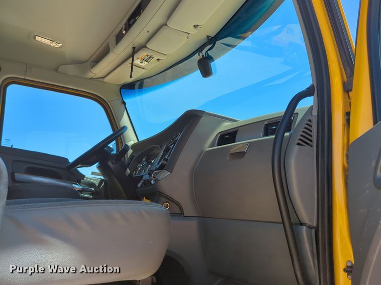 image for item NG9401 2019 Kenworth T680 semi truck