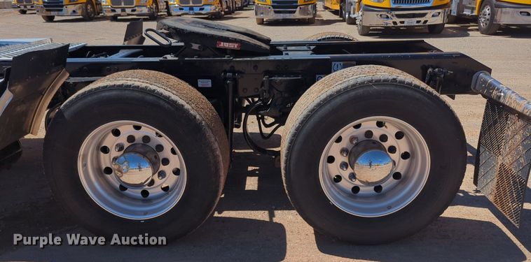 image for item NG9401 2019 Kenworth T680 semi truck