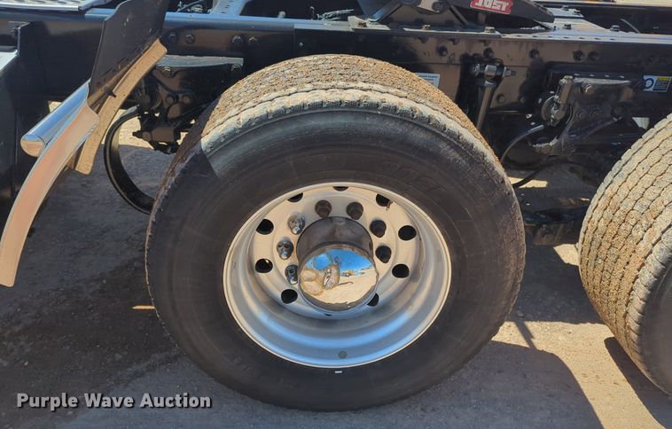 image for item NG9401 2019 Kenworth T680 semi truck