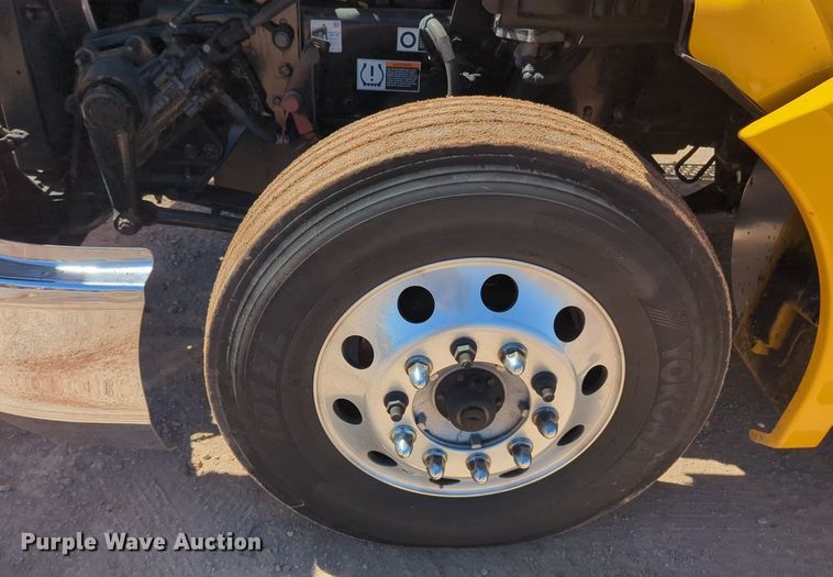 image for item NG9401 2019 Kenworth T680 semi truck