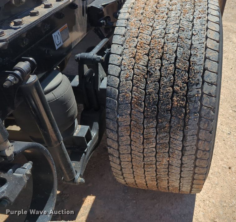 image for item NG9401 2019 Kenworth T680 semi truck